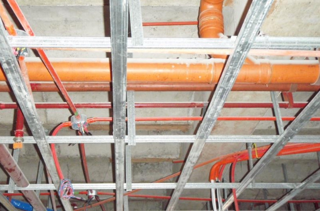 под каркасом прячутся коммуникации